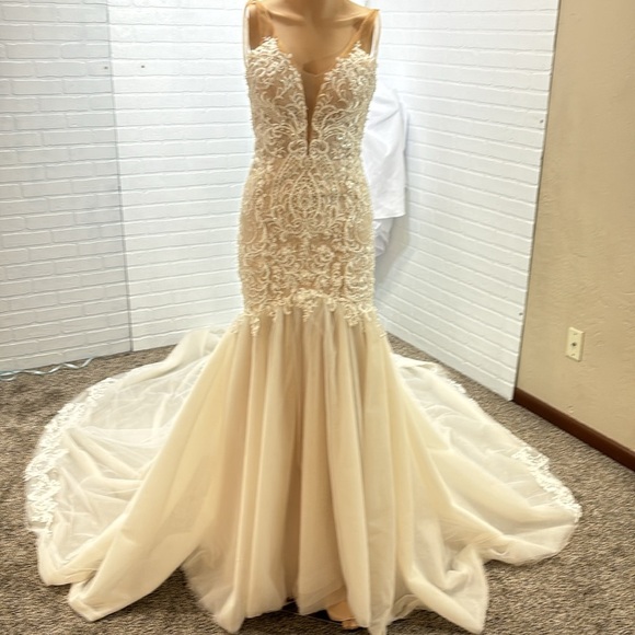 Isabella Talya Ivory Wedding Dress Fit & Flare with Train Size 0 - Picture 15 of 16